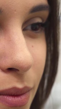 Enfes esmer bir kadın spa 'ya neşe saçıyor. Işıl ışıl cildi yumuşak, sakin bir ışıkla aydınlatılıyor. Bu yakın çekim onun büyüleyici bakışlarını ve sıcak gülümsemesini yakalar, izleyicileri güzellik ve rahatlama vahasına davet eder.