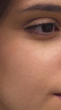 Enfes esmer bir kadın spa 'ya neşe saçıyor. Işıl ışıl cildi yumuşak, sakin bir ışıkla aydınlatılıyor. Bu yakın plan onun büyüleyici bakışlarını ve ışıltılı gülüşünü yakalar, izleyicileri güzellik ve rahatlama vahasına davet eder.