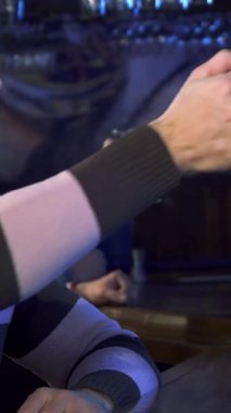 Yakışıklı sakallı bir adam canlı bir barda soğuk bir bira bardağının üzerine uzanıp zengin, hoppalı aromayı içine çekiyor. Sıcak, kırsal dekor ve yumuşak, davetkar ışık rahat bir atmosfer yaratıyor, rahatlamasını ve keyif almasını sağlıyor.