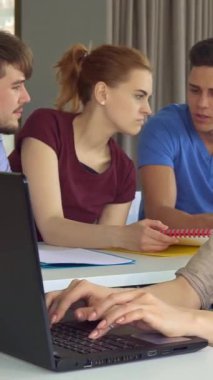 Kendine güvenen esmer bir kız parlak, modern bir ofis masasında parlak bir dizüstü bilgisayarında yazı yazarken hevesle onay veriyor. Arka planda, üç bağlantılı iş arkadaşı, canlı bir takım çalışması atmosferini teşvik ederek derin bir tartışma içindeler.