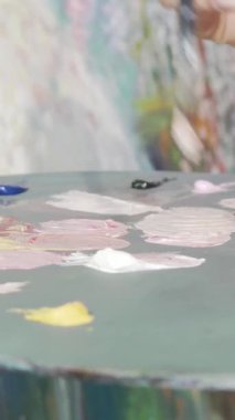 Bir sonraki sanatsal eseri için boyaları tutkuyla karıştırırken büyüleyici bir kadın ressam paleti görüntüsü göz kamaştırıcı bir renk dizisi sergiler. Bu dinamik sahne yaratıcılığın ruhunu somutlaştırıyor, karmaşık detayları vurguluyor.