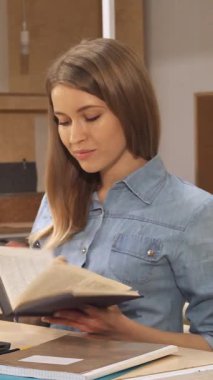 Dalgalı kahverengi saçlı neşeli bir beyaz kız kitabını kapatıyor, şık bir çalışma alanında parlak dizüstü bilgisayarında yazarken ışlar saçıyor. Bereketli bir yeşillik ve sıcak bir atmosferle çevrelenmiş halde canlı bir şehir ortamında yaratıcılık ve verimlilik yayıyor.