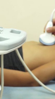 Huzurlu bir doktor ofisinde, kendini işine adamış bir doktor genç bir kadının elini nazikçe muayene eder, onun rahatını ve iyiliğini sağlar. Zarif tıbbi ekipmanlarla çevrelenmiş bu sahne profesyonellik ve sıcaklığı yayarak bu hayati konsültasyonu...