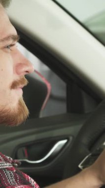 Neşeli, sakallı, genç bir adamın yakın çekimi. Şık, yepyeni arabasının sürücü koltuğunda güvenle oturuyor. Parlak araba anahtarlarını gururla sergiliyor. Onun ışıl ışıl gülümsemesi sahipliğin heyecanını ve yeni maceraların heyecanını yakalar.