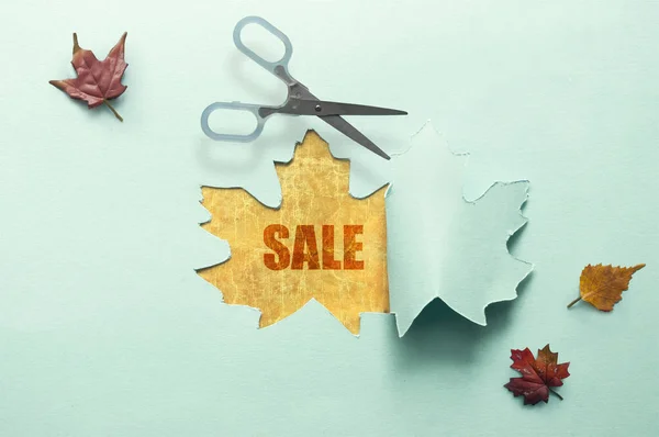 Schere Schneidet Herbstblattform Und Verrät Darunter Verkaufsankündigung — Stockfoto