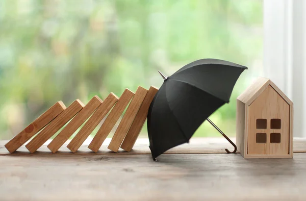 Parapluie Protégeant Maison Contre Effondrement Domino Concept Assurance — Photo
