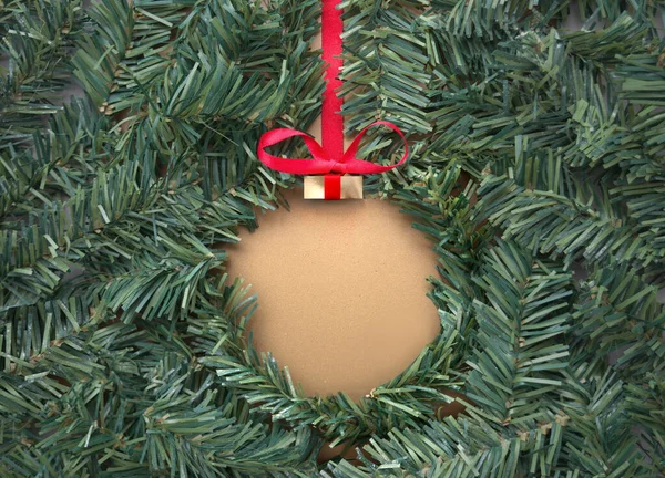 Weihnachtsbaum Tanne Mit Goldpapier Platz Der Mitte Form Einer Kugel lizenzfreie Stockfotos