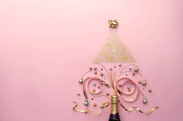 香槟酒和装饰品 形似圣诞树 新年庆祝理念 图库图片