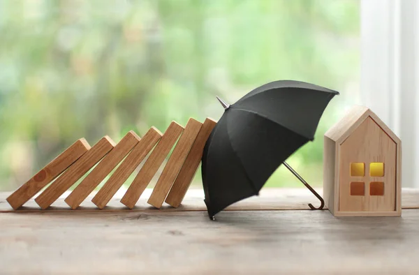 Зонтик Защищает Дом Краха Домино Концепция Страхования Стоковое Изображение