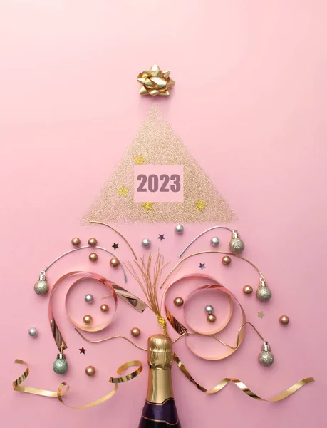 2023 Champagner Und Weihnachtsbaumschmuck Feiertag Neujahrsfeier lizenzfreie Stockbilder