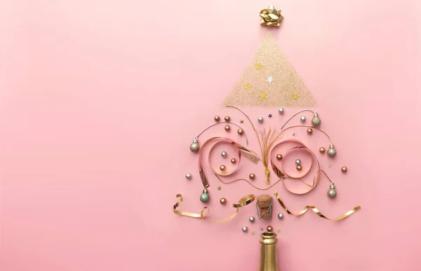 シャンパンボトルから出てくる金の装飾と泡は クリスマスツリーの形 休日の新年のお祝いのコンセプトを作成します ストックフォト