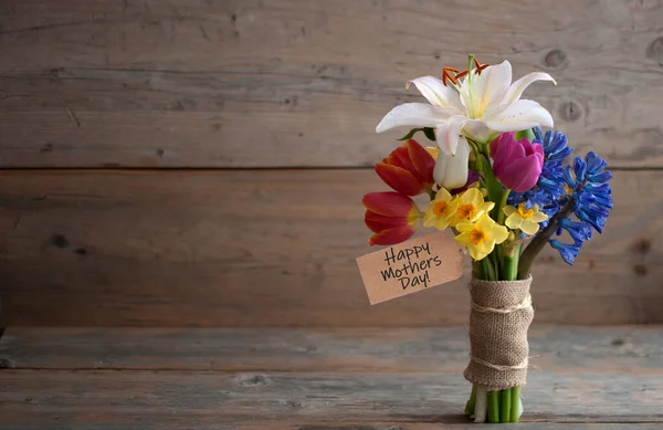 百合などの幸せな母の日の花束 水仙とヒヤシンス — ストック写真