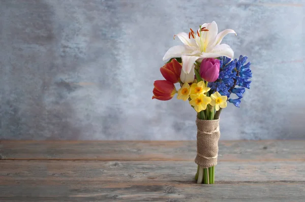 ユリを含む春の花の花束 水仙とヒヤシンス — ストック写真