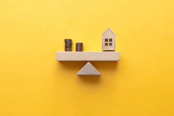 Casa Moedas Equilibradas Uma Calha Investimento Imobiliário Conceito Empréstimo Hipotecário — Fotografia de Stock