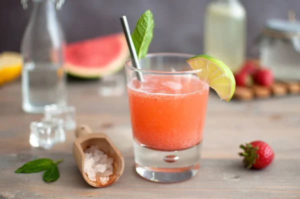 用西瓜和浆果制成的醛基益生菌水鱼鸡尾酒饮料 — 图库照片