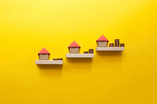Escaleras Propiedad Con Casa Origami Miniatura Que Conducen Cantidades Crecientes Imagen De Stock