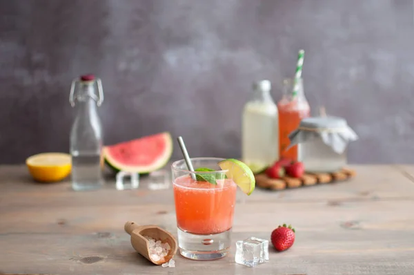 Probiotisches Wasserkefir Cocktail Getränk Mit Beerengeschmack lizenzfreie Stockbilder