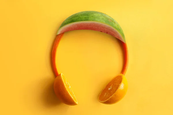 スイカ 夏の音楽 プレイリストのコンセプトから作られたヘッドフォン — ストック写真