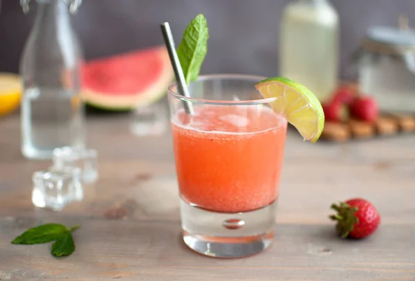 Uppfriskande Bär Och Vattenmelon Sommar Cocktail Dryck — Stockfoto
