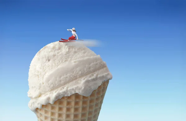Miniatur Skifahrer Gleitet Einen Eishang Hinunter lizenzfreie Stockbilder