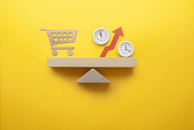 Tahta market yük arabası ve saat yüzlü yüzde işareti tahterevalli, yaşam maliyeti, gıda fiyatları kavramı üzerinde dengelenmiş.