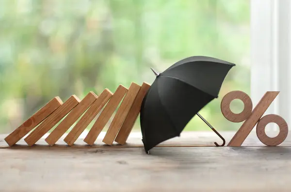 Paraguas Que Protege Símbolo Porcentual Del Colapso Del Dominó Seguro Imagen de archivo