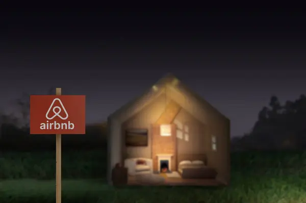 Знак Airbnb Біля Модельного Будинку Ввечері Вогнями Всередині Загальному Ландшафті Стокова Картинка