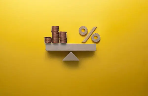 硬币和百分比符号 按套利法 利率平衡 利润投资概念 图库图片