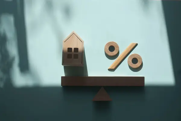木模型房屋和百分比签名的设定 房地产投资和住房抵押贷款金融房地产平衡的概念 图库照片