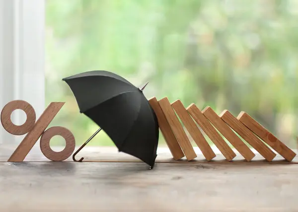 Deštník Chránící Procentuální Symbol Před Zhroucením Domina Finančním Pojištěním Ziskem Stock Snímky