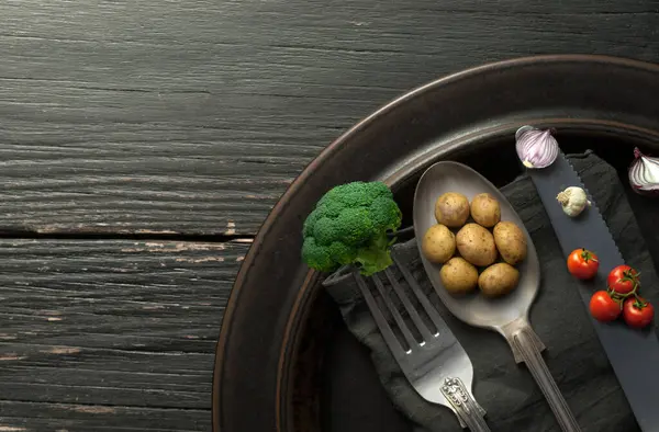 Miniaturní Brambory Cibule Brokolice Příbory Koncepce Bio Potravin Royalty Free Stock Fotografie