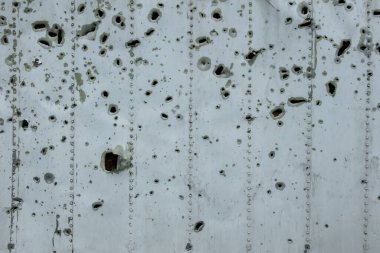Bombardıman izleri. Mermi parçalarından delikler. Ukrayna 'da Savaş.