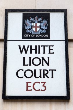 Londra, İngiltere - 23 Mart 2023: Londra, İngiltere 'deki White Lion Court sokak tabelası.