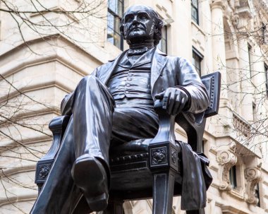 Londra, İngiltere - 23 Mart 2023: Amerikan hayırsever George Peabody 'nin Londra' daki Royal Exchange yakınlarında bulunan heykeli.