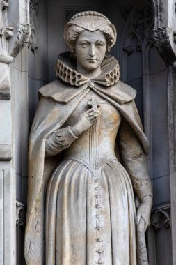 Londra, İngiltere - 23 Mart 2023: İskoçyalı Mary Queen 'in Londra, İngiltere' deki tarihi Fleet Caddesi 'ndeki bir binanın dış tarafında bulunan heykeli.