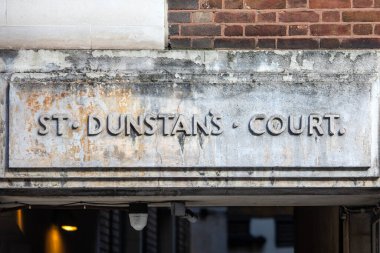 Londra Fleet Caddesi 'nde bulunan tarihi St. Dunstans Court' un girişinin üstündeki taş levha..