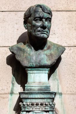 Londra, İngiltere - 23 Mart 2023: Alfred Lord Northciffe 'nin Londra' daki Fleet Caddesi 'ndeki Batı Kilisesi' ndeki St. Dunstan 'da Baskını. Lord Northcliffe İngiliz bir gazete öncüsüydü..