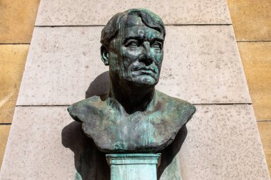 Londra, İngiltere - 23 Mart 2023: Alfred Lord Northciffe 'nin Londra' daki Fleet Caddesi 'ndeki Batı Kilisesi' ndeki St. Dunstan 'da Baskını. Lord Northcliffe İngiliz bir gazete öncüsüydü..