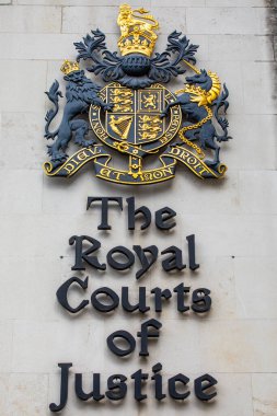 Londra, İngiltere - 23 Mart 2023: The Royal Court of Justice 'in dış sayfasında imzalanacak, Londra, İngiltere' de The Strand 'da yer alacak..