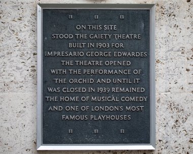 Londra, İngiltere - 23 Mart 2023: Londra, İngiltere 'deki Aldwych' te bulunan bir plaket, Gaiety Tiyatrosu 'nun eski yerini gösteriyor.