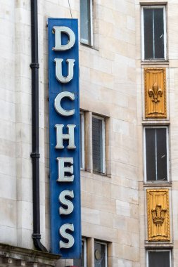 Londra, İngiltere - 23 Mart 2023: Londra, İngiltere 'deki Düşes Tiyatrosu' nun dış yüzünü imzalayın.