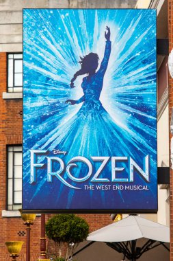 Londra, İngiltere - 23 Mart 2023: Frozen 'ı tanıtan Billboard - Londra' daki Royal Drury Lane Tiyatrosu 'nun dış tarafında The West End Musical.