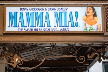Londra, İngiltere - 23 Mart 2023: Mamma Mia 'nın tanıtımı! Müzikal, Londra, İngiltere 'deki Novello Tiyatrosu' nun dışında..