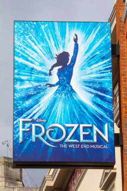 Londra, İngiltere - 23 Mart 2023: Frozen 'ı tanıtan Billboard - Londra' daki Royal Drury Lane Tiyatrosu 'nun dış tarafında The West End Musical.