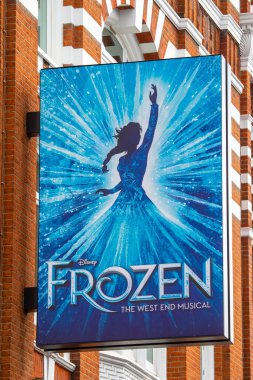 Londra, İngiltere - 23 Mart 2023: Frozen 'ı tanıtan Billboard - Londra' daki Royal Drury Lane Tiyatrosu 'nun dış tarafında The West End Musical.
