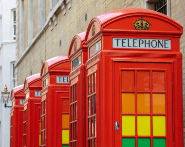 Londra, İngiltere 'nin batı ucundaki Broad Court' ta geleneksel kırmızı telefon kulübeleri..