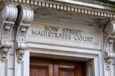 Londra, İngiltere 'deki tarihi Bow Street Sulh Mahkemesi binasının girişinin üstündeki imza. Bina artık bir otel..