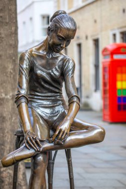 Londra, İngiltere - 23 Mart 2023: Londra, İngiltere 'deki Broad Court' ta bulunan güzel Genç Dansçı heykeli.