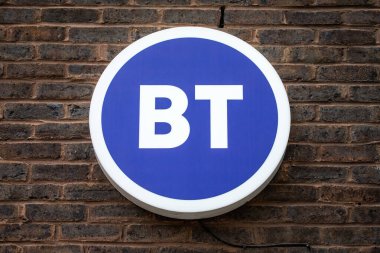 Londra, İngiltere - 23 Mart 2023: BT Grubu plâk logosunun bir binanın dış yüzeyine yakın plan.