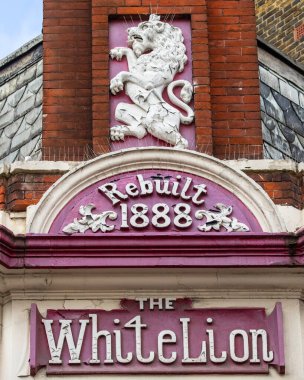 Londra, İngiltere - 23 Mart 2023: Londra, İngiltere 'de Covent Garden yakınlarındaki James Caddesi' ndeki Beyaz Aslan pansiyonunun dış tarafındaki heykel tabelanın yakın çekimi.